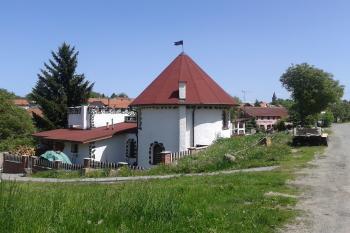 Dnešní hrad v Myslejovicích vyhledávají především cyklisté a chataři - restaurace U Jindřicha je vyhlášená! (© Ivo Rozehnal, 05/2013)