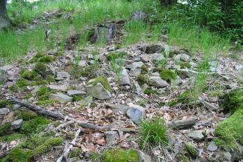 celá řada zbytků stavebního kamene (©  , 05/2014 Dohňanský D.)