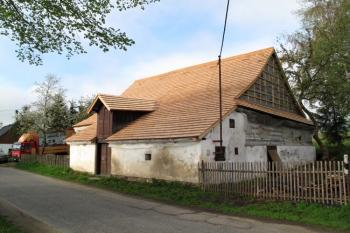 právě opravovaný historický roubený dům ( © Jan P. Štěpánek 05/2013)