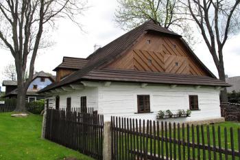 jeden z historických roubených domů na návsi ( © Jan P. Štěpánek 05/2013)