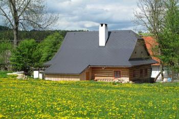 nový, avšak stylový roubený dům ( © Jan P. Štěpánek 05/2013)
