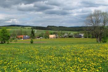 celkový pohled na Kadov z návrší na dobcí ( © Jan P. Štěpánek 05/2013)
