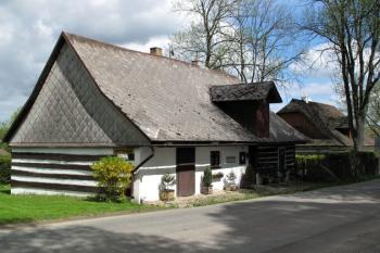 jeden z historických roubených domů na návsi ( © Jan P. Štěpánek 05/2013)