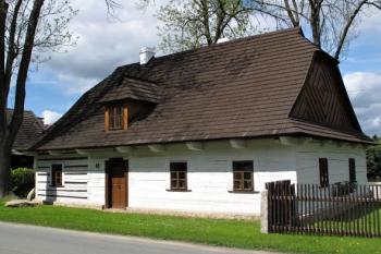 jeden z historických roubených domů na návsi ( © Jan P. Štěpánek 05/2013)