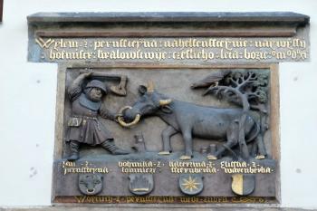 vyobrazení Pernštejnské legendy nad branou do předzámčí ( © Jan P. Štěpánek 09/2012)