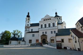 pohled z 1. nádvoří na pardubický zámek ( © Jan P. Štěpánek 09/2012)