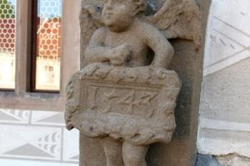 renesanční soška anděla nesoucího letopočet 1543 u hlavní brány do zámku ( © Jan P. Štěpánek 09/2012)