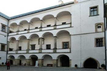 arkádové nádvoří zámku (© Jan P. Štěpánek 09/2012)