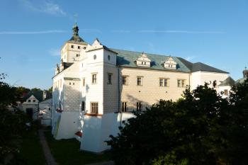 celkový pohled na zámek z vnějšího valu opevnění ( © Jan P. Štěpánek 09/2012)