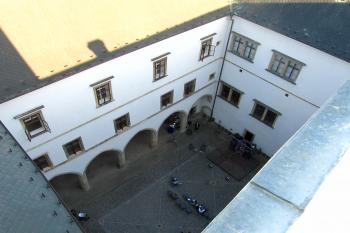 Pohled na nádvoří z hradní věže (© Rodochrozit        , 05/2011)