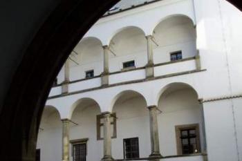 Arkády na nádvoří (2003 © Lenka Daňková)