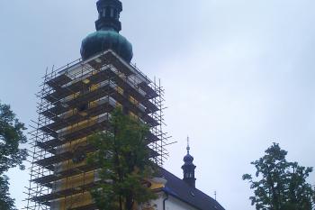 Pohled na kostel od silnice (© Martin  Tlach, 05/2013)