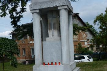 Pomník občanům Českého Malína za kostelem v parku - památník z roku 1947 připomínající umučení občanů Českého Malína na Volyni v roce 1943 (© František Kinař, 08/2014)