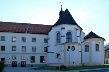 Závěr kostela, přiléhající k bývalé klášterní budově, vpravo s přistavěnou kaplí sv. Jana Nepomuckého (© František Kinař, 08/2013)