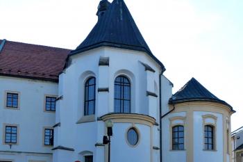 Závěr kostela, přiléhající k bývalé klášterní budově, vpravo s přistavěnou kaplí sv. Jana Nepomuckého (© František Kinař, 08/2013)