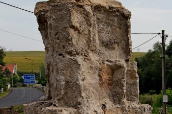 torzo pilíře v Libědicích během demontáže a stěhování do Málkova (© Pavel Zany Komárek 4. 8. 2012)