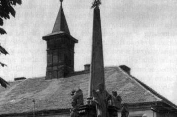 pilíř v původním umístění na kralupské návsi (© Oblastní muzeum v Chomutově (fotorepro kol.: Mariánské, trojiční a další světecké sloupy a pilíře v Ústeckém kraji, Národní památkový ústav, Praha 2012))