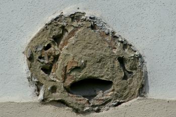 kamenický článek (torzo kružby?) druhotně osazený ve východním průčelí (© Pavel Zany Komárek 25. 8. 2009)