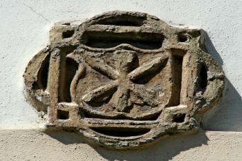 kamenický článek (svorník?) druhotně osazený ve východním průčelí (© Pavel Zany Komárek 25. 8. 2009)