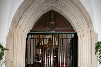 vstupní portál do kostela (© Pavel Zany Komárek 25. 8. 2009)