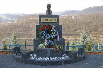 Opravený pomník v roce 2008, k 90. výročí založení českého státu (© Mgr. Katka Valešová, r. 2008)