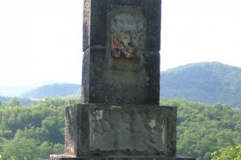Pomník před opravou, r. 2007 ( © Mgr. Kateřina Valešová, r. 2007)