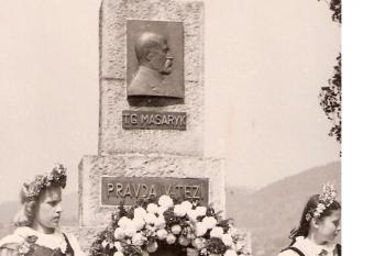 Znovuodhalení pomníku T.G.M. 19. května 1946 (© archiv ZŠ Velké Březno)
