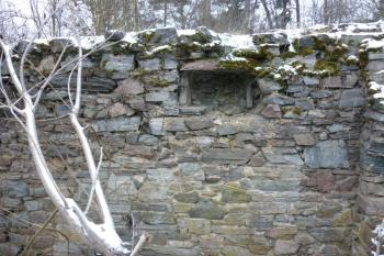 Tzv. palác, jedna z příček s nikou, situovanou poměrně vysoko nad podlahou (?) (© Jan Večeřa, 01/2016)