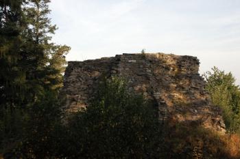 Zbytek bergfritu z přístupové šíje ( © Iva Spurná 27.9.2009)