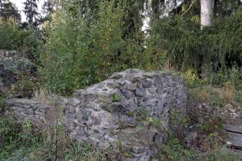 Pozůstatky budovy vedle věže ( © Iva Spurná 27.9.2009)