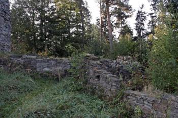 Pozůstatky budovy vedle věže ( © Iva Spurná 27.9.2009)