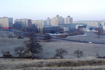 Dole v popředí zbytky vojenských zákopů. (© Prudký Martin, 03/2006)