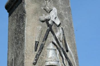 symboly na kříži, odkazující na hornickou minulost místa ( © Jan P. Štěpánek 04/2014)