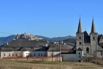 Celkový pohled na Spišskou Kaputulu s budovou biskupského paláce, katedrálou sv. Martina a Spišským hradem v pozadí ( © Jan P. Štěpánek 2012)