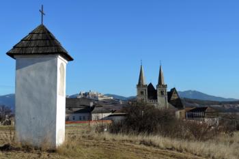 Celkový pohled na Spišskou Kaputulu s budovou biskupského paláce, katedrálou sv. Martina a Spišským hradem v pozadí ( © Jan P. Štěpánek 2012)
