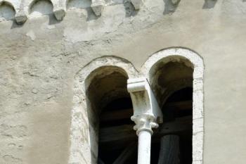 sdružené románské okno severní věže a románský ozdobný vlys ( © Jan P. Štěpánek 06/2013)