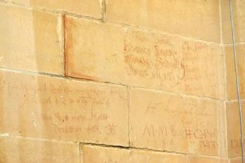 historické nápisy na stěně vnějšího pláště kaple Zápolských ( © Jan P. Štěpánek 06/2013)