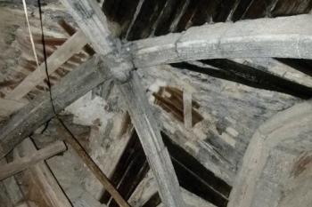 románská klenba v severní věži s pozůstatky původní výdřevy (© Jan P. Štěpánek 06/2013)