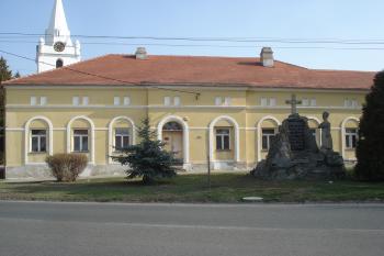 Hlavní průčelí fary (© Jaromír Schoffer, 08/2013)