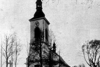 kostel od jihozápadu ve 30. letech 20. století (© Josef Cibulka, Jan Sokol: Soupis památek historických a uměleckých v Království Českém, sv. 47 Politický okres lanškrounský, Archaelogická komise při České akademii věd a umění, Praha 1935)