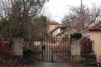 Zbytky hospodářského zázemí západně od letohrádku (© Ivan Grisa, 03/2009)