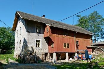 celkový pohled na mlýn s dřevěnou krytou pavlačí (© Jan P. Štěpánek 06/2013)