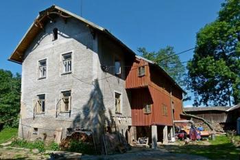 celkový pohled na mlýn s dřevěnou krytou pavlačí (© Jan P. Štěpánek 06/2013)