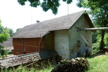 pohled na mlýn z hráze rybníka ( © Jan P. Štěpánek 06/2013)
