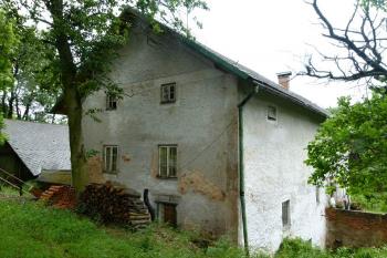 celkový pohled na mlýn z hráze rybníka ( © Jan P. Štěpánek 06/2013)