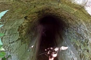 ve skále vylámaný tunel železárenského vodního náhonu (© Jan P. Štěpánek  04/2024)