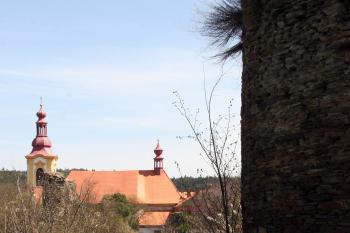 Průhled od věže na zříceniny Rabštejna a klášterní kostel Panny Marie Sedmibolestné ( © Iva Spurná 29.4.2010)