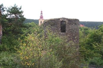 Hradní věž, v pozadí bývalý klášterní kostel (© Ivan Grisa, 08/2008)
