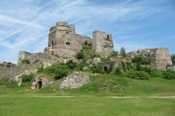střední a horní hrad z nádvoří (© Rodochrozit, 07/2013)