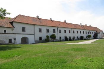 Dobóovský renesanční zámek ze 16. století z hradního nádvoří (© Rodochrozit, 07/2013)